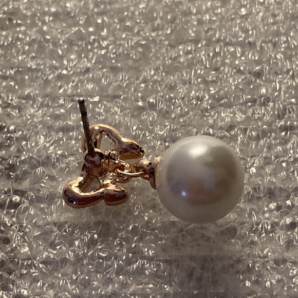 NWOT - Goldtone Sliding Bow Charm Pearl Necklace and Earrings Set - Picture 6 of 11